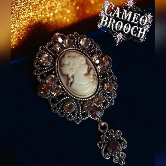 Elegant Gold Tone Cameo Brooch - Picture 1 of 3